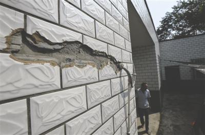 村民家被閃電擊中，墻上的瓷磚被打壞