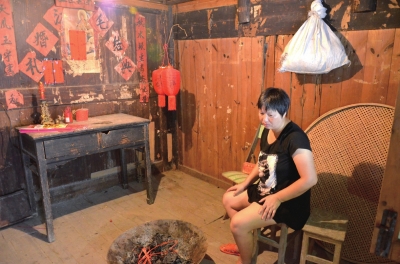 邱巧媚經(jīng)常一個(gè)人坐在屋里發(fā)呆。本版圖片京華時(shí)報(bào)記者 韓林君 攝