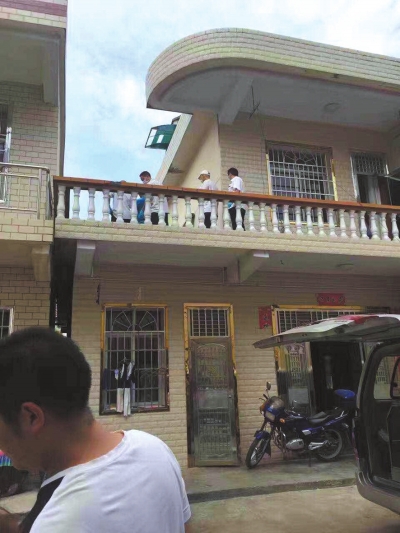 警方在嫌疑人鄰居家二樓露臺上發(fā)現(xiàn)女孩尸體。 家屬供圖