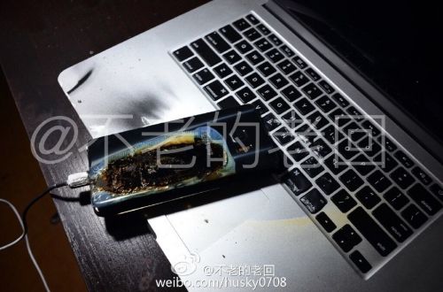 根據(jù)圖片來看，蘋果MacBook Pro筆記本觸控面板左邊部分被熏黑，而且該網(wǎng)友也提供了充電設(shè)備，就是三星Note 7原裝充電器。