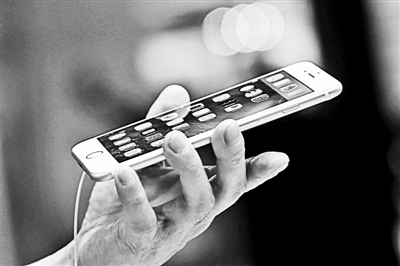 事實(shí)上，很多專業(yè)人士認(rèn)為蘋果回到美國生產(chǎn)不切實(shí)際的真正原因在于美國缺乏足夠的產(chǎn)業(yè)工人和配套產(chǎn)業(yè)鏈。一家風(fēng)險(xiǎn)投資公司的合伙人就表示：“目前美國在消費(fèi)電子產(chǎn)品領(lǐng)域已經(jīng)不具備供應(yīng)鏈。這種供應(yīng)鏈不僅僅指的是原材料和核心部件，而且還包括具有一定能力的熟練技術(shù)工人?！? complete=