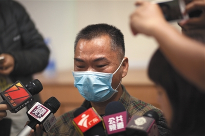 昨日，深圳，羅一笑的父親羅爾接受媒體采訪。圖/視覺(jué)中國(guó)