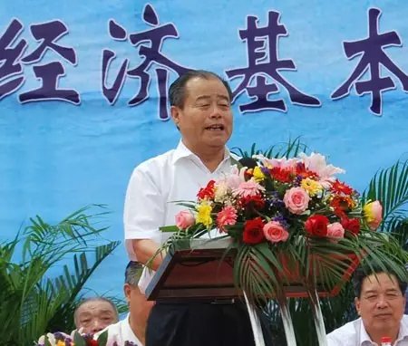 信發(fā)集團(tuán)發(fā)展成為一家集發(fā)電、供熱、氧化鋁、電解鋁、碳素、燒堿、聚氯乙烯、電石、鋁深加工等產(chǎn)業(yè)于一體的現(xiàn)代化大型企業(yè)集團(tuán)，位于山東聊城茌平縣。2016年10月，信發(fā)集團(tuán)董事局主席張學(xué)信在接受山東商報(bào)采訪時(shí)表示，44年企業(yè)沒(méi)有一名員工離職。