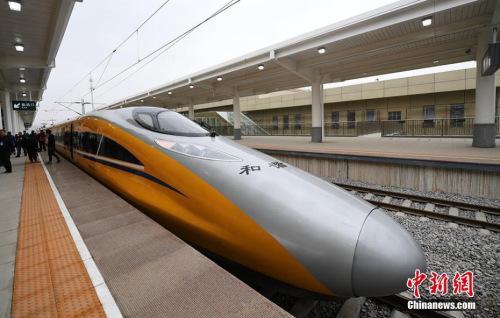 資料圖：2017年3月21日，新型CRH380AJ--0203動車組列車“黃醫(yī)生”從蘭州西車站高速場上線，開始檢測寶蘭客專蘭州西站至東岔站間334公里高鐵行車設(shè)備，寶蘭客專（蘭州局管段）聯(lián)調(diào)聯(lián)試正式啟動。楊艷敏 攝