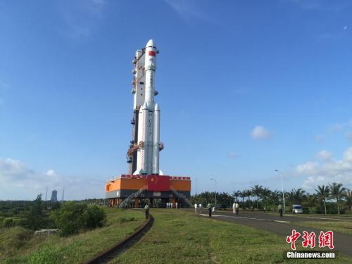 4月17日7時30分，承載著長征七號遙二運載火箭與天舟一號貨運飛船組合體的活動發(fā)射平臺，垂直轉(zhuǎn)運至發(fā)射區(qū)，標(biāo)志著“天舟一號”飛行任務(wù)正式進(jìn)入發(fā)射階段。閆寧 攝