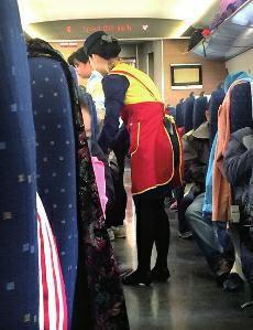 高鐵盒飯價格過高問題，近年來已成為社會熱點話題。高鐵盒飯價格緣何居高不下呢？究竟是盒飯企業(yè)壟斷化經(jīng)營，還是盒飯的成本高？這都需要高鐵相關(guān)部門公開透明，算出明細賬。