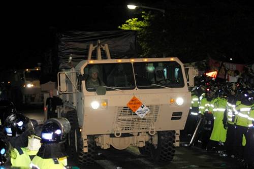 在1000多名警察的護(hù)衛(wèi)下，薩德系統(tǒng)被運(yùn)到星州的高爾夫球場圖據(jù)網(wǎng)絡(luò)