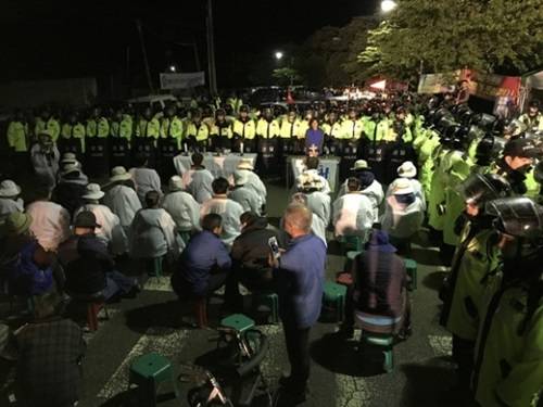 在把薩德搬運(yùn)到星州高爾夫球場過程中，當(dāng)?shù)鼐用窈途彀l(fā)生對(duì)抗沖突圖據(jù)網(wǎng)絡(luò)