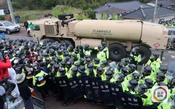 凌晨4時30分左右，駐韓美軍向“薩德”系統(tǒng)部署地星州高爾夫球場運送“薩德”相關(guān)裝備。約有20多輛卡車和軍用拖車進入星州高爾夫球場，其中裝有兩臺導(dǎo)彈發(fā)射架、X波段雷達及作戰(zhàn)指控中心等裝備。