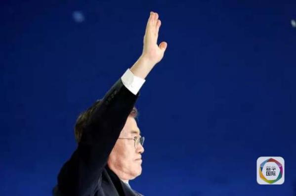 目前民調(diào)領(lǐng)先的共同民主黨候選人文在寅方面當天上午表示，強行在星州部署“薩德”的做法“無視國民意愿和程序”，實際上切斷了下屆政府針對“薩德”相關(guān)政策的判斷余地。