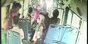 女司機(jī)路見不平一聲吼，小女孩方才脫身 視頻截圖