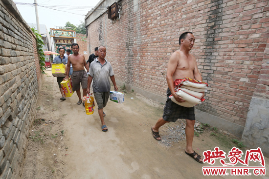 映象網(wǎng)記者為老人帶來大米糧油等生活物資。