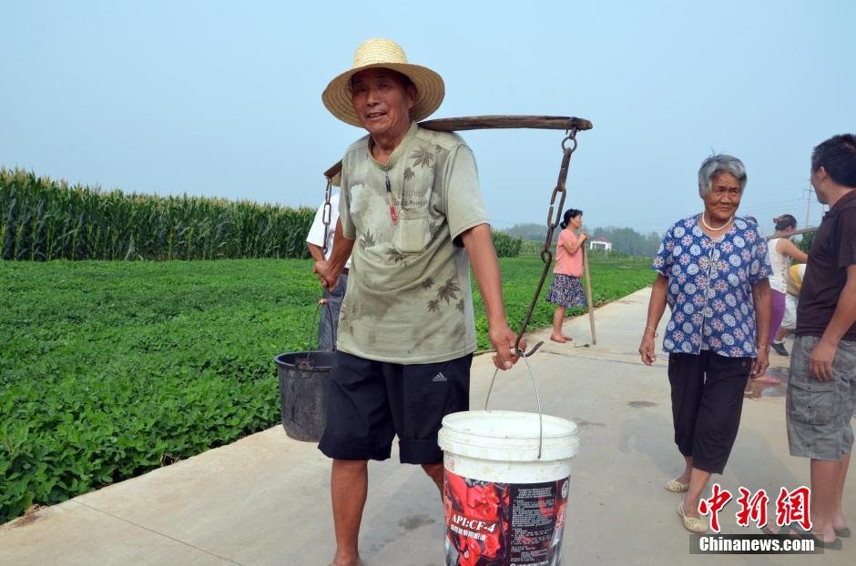 每天排隊(duì)取水，廢水循環(huán)使用已成為該村老少的生活習(xí)慣。