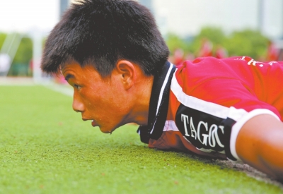 　南京天氣炎熱，地表溫度有時達到40℃以上，烈日下孩子們的衣服濕了又干、干了又濕。