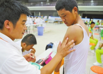 　南京天氣炎熱，地表溫度有時達到40℃以上，烈日下孩子們的衣服濕了又干、干了又濕。