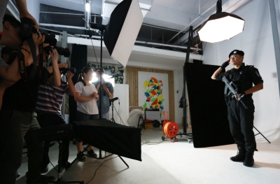 拍起大片來，特警也是一絲不茍。