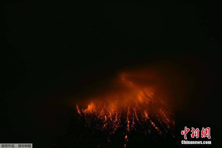 當?shù)貢r間8月24日，厄瓜多爾通古拉瓦火山噴發(fā)，熔巖噴出宛如末世。