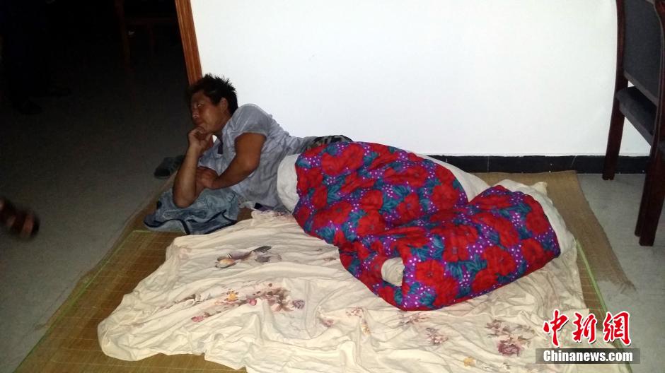 9月22日晚，在象山高塘島鄉(xiāng)的烏巖頭村的農(nóng)民安置點(diǎn)里，70多名外來務(wù)工人員正在休息。