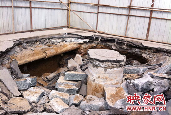 此次路面塌陷的直徑約為3米，深度有2米左右，坑內(nèi)布滿了碎石，路面下方20厘米左右。