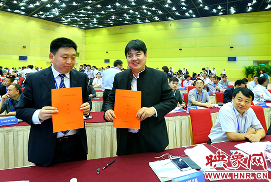 河南現(xiàn)代服務業(yè)洽談會簽約儀式 河南現(xiàn)代服務業(yè)洽談會簽約儀式