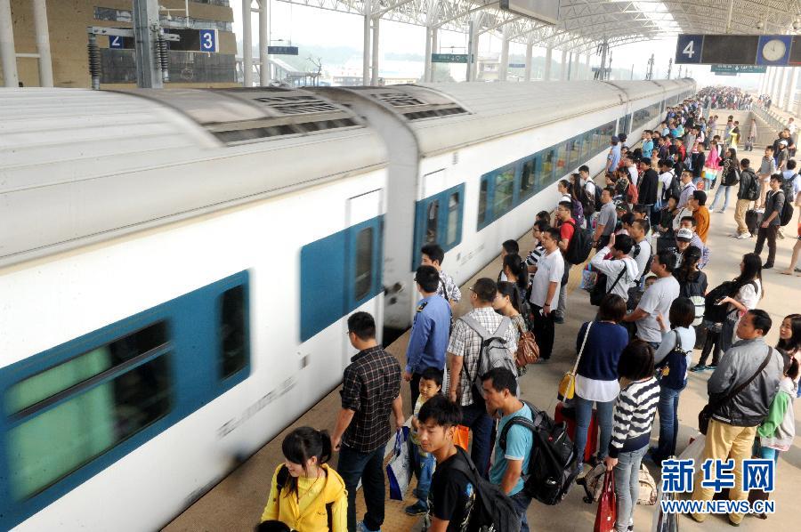 10月6日，在安徽銅陵火車站，大批旅客在站臺(tái)上等候乘車。