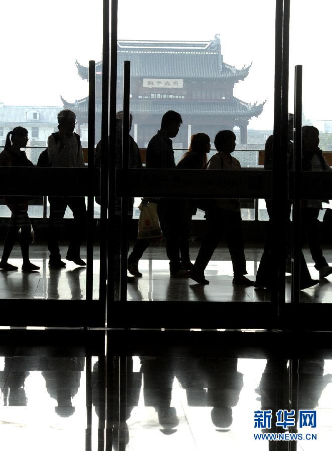 10月6日，旅客排隊(duì)進(jìn)入蘇州火車站二樓候車大廳。