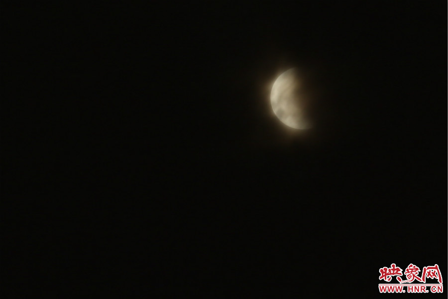 20：02月亮在云層中忽隱忽現(xiàn)。