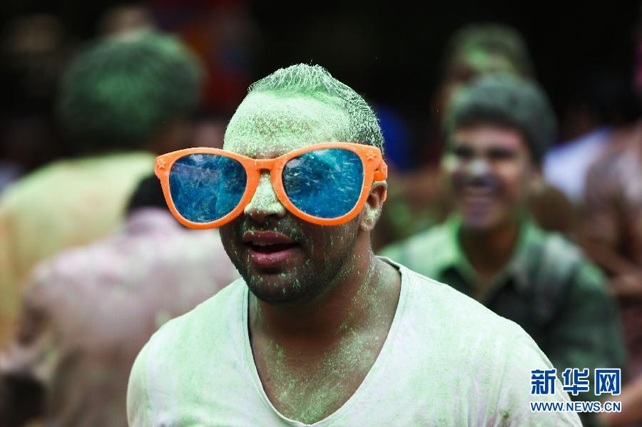 10月16日，在埃及首都開羅，一名男青年在“彩色跑”活動(dòng)中奔跑。