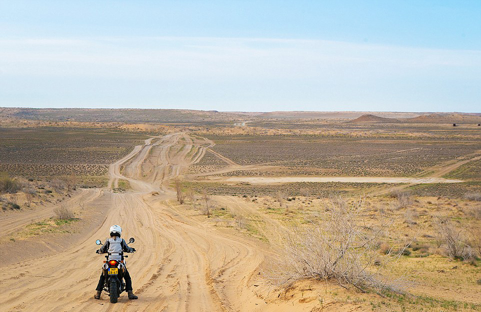 在3個(gè)月中，夫婦倆從阿姆斯特丹到達(dá)蒙古，途中經(jīng)過16個(gè)國(guó)家。