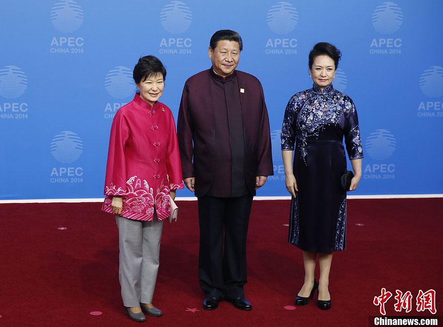 圖為習(xí)近平夫婦歡迎韓國總統(tǒng)樸槿惠。中新社發(fā) 杜洋 攝