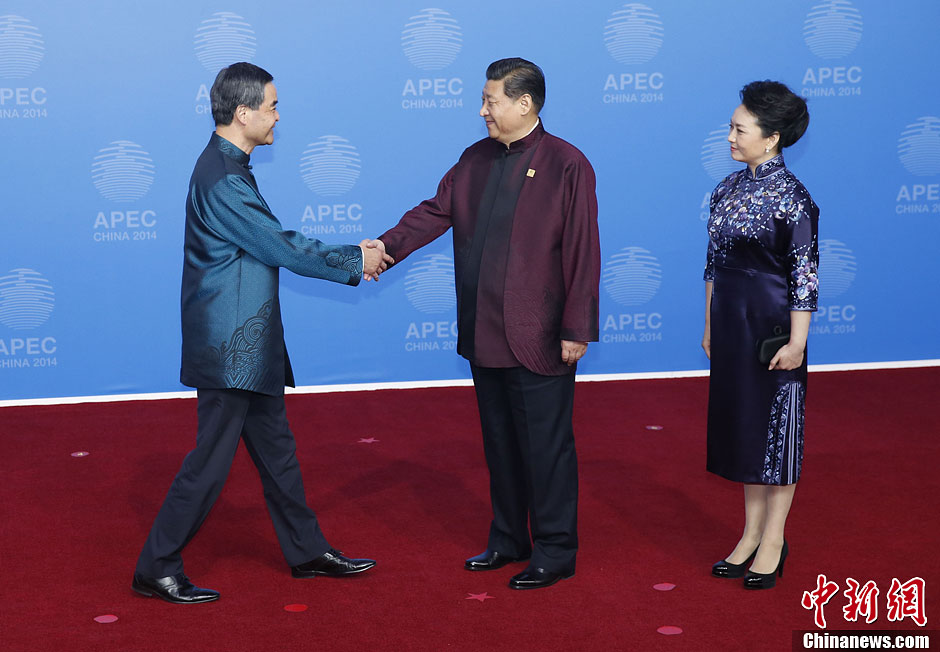 圖為習(xí)近平夫婦歡迎中國香港特別行政區(qū)行政長官梁振英。中新社發(fā) 杜洋 攝