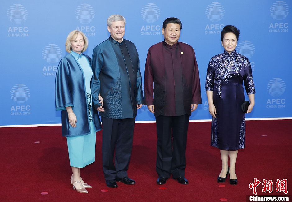 圖為習(xí)近平夫婦歡迎加拿大總理哈珀夫婦。中新社發(fā) 杜洋 攝