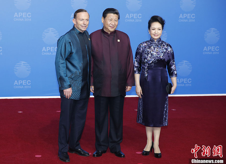 圖為習(xí)近平夫婦歡迎澳大利亞總理阿博特。中新社發(fā) 杜洋 攝