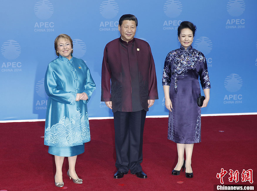 圖為習(xí)近平夫婦歡迎智利總統(tǒng)巴切萊特。中新社發(fā) 杜洋 攝