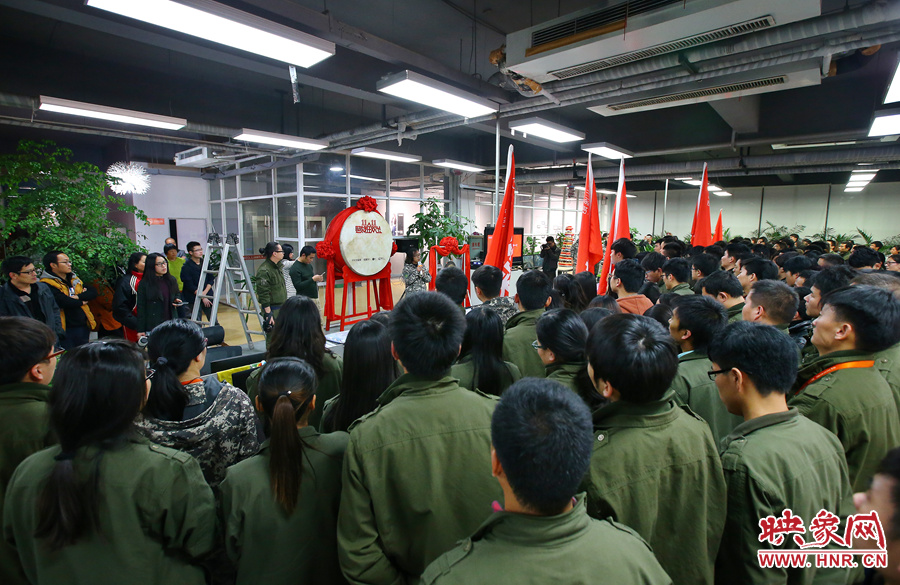 “雙十一”零點到來前，電商的負(fù)責(zé)人為一線員工鼓勁加油