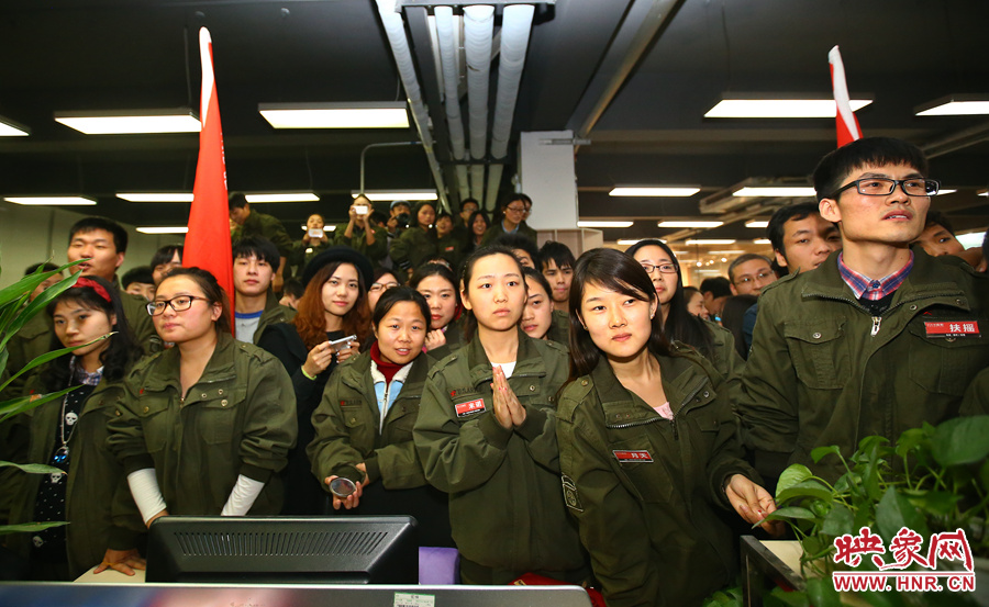 很多員工注視著屏幕上不斷攀升的銷售額，期望能創(chuàng)下新高