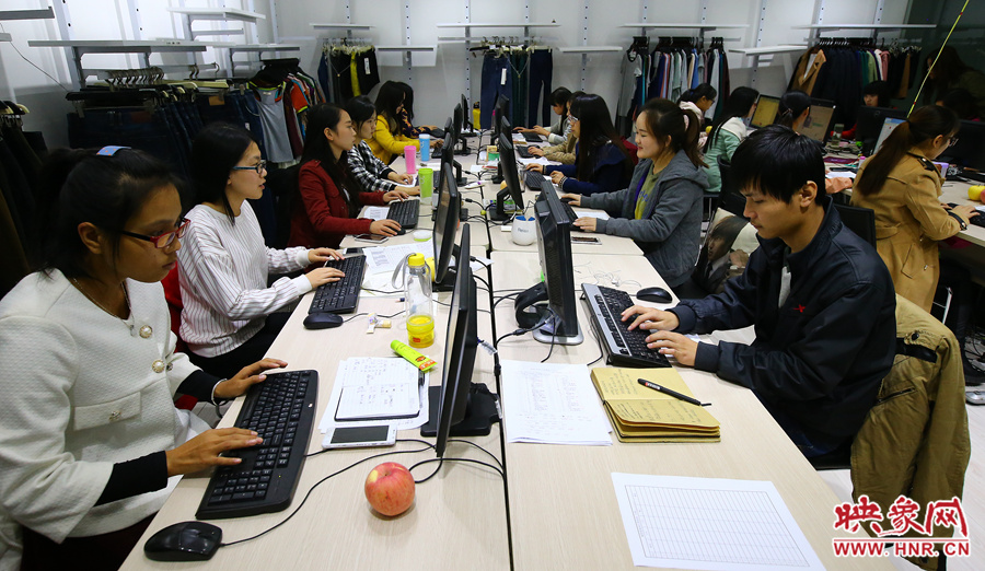 深夜中，忙碌的客服