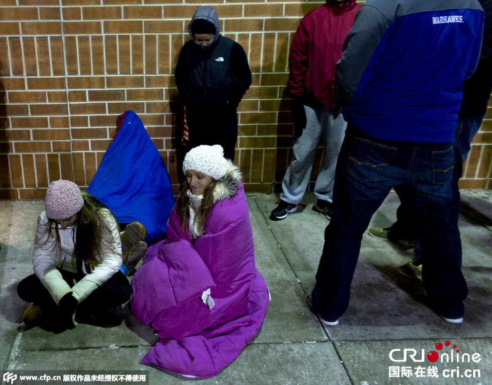 美國“黑色星期五”促銷啟動(dòng) 民眾深夜宿營排隊(duì)搶購