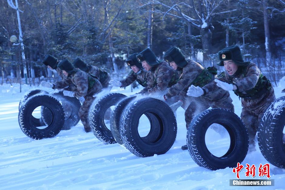 北疆官兵零下32度雪地冬訓(xùn) 北疆官兵零下32度雪地冬訓(xùn)