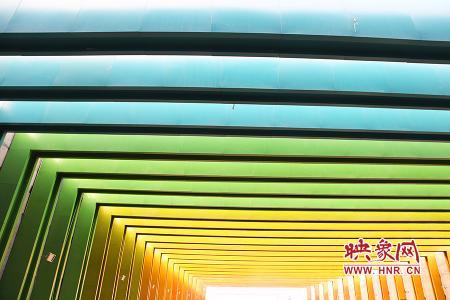 線條的明暗變化令人感覺夢(mèng)幻般神奇。