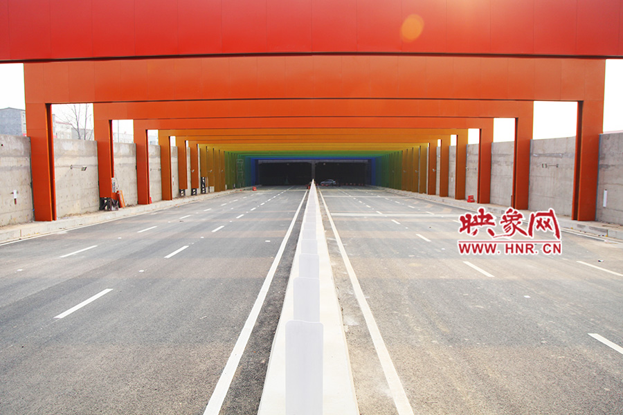 記者駕車體驗(yàn)。