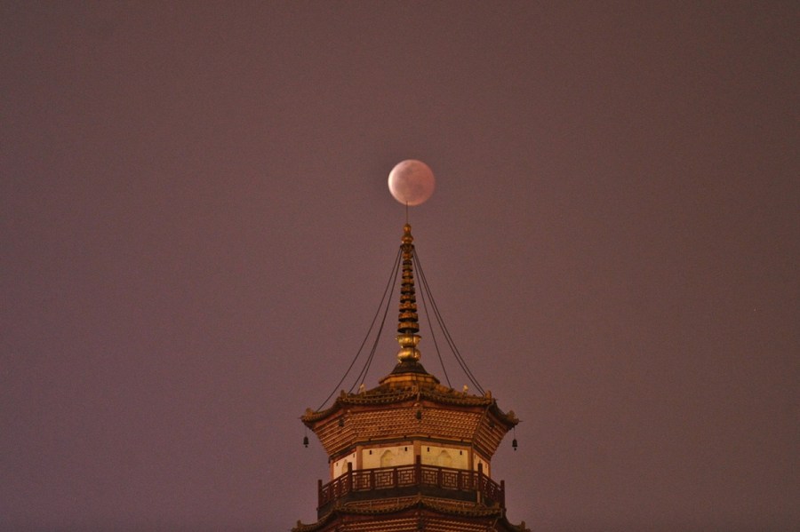 4月4日，廣東省廣州市，月全食與赤崗塔。（二次曝光）石榴/CFP