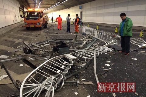 一輛蘭博基尼與一輛法拉利發(fā)生事故，現(xiàn)場狀況慘烈