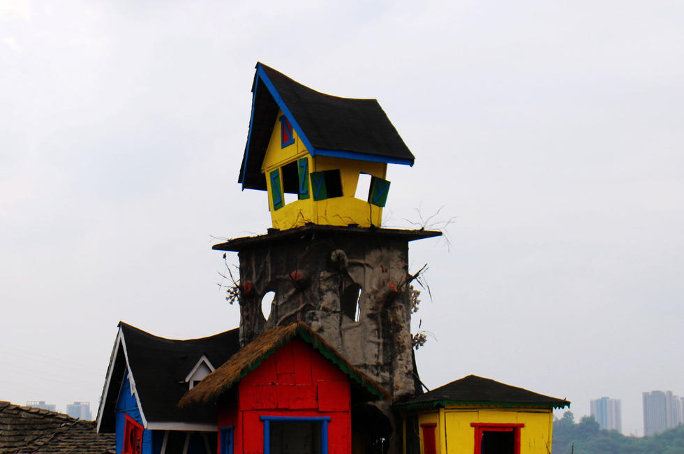 重慶現(xiàn)夢(mèng)幻“最牛樹屋” 由9間房屋組成 重慶現(xiàn)夢(mèng)幻“最牛樹屋” 由9間房屋組成