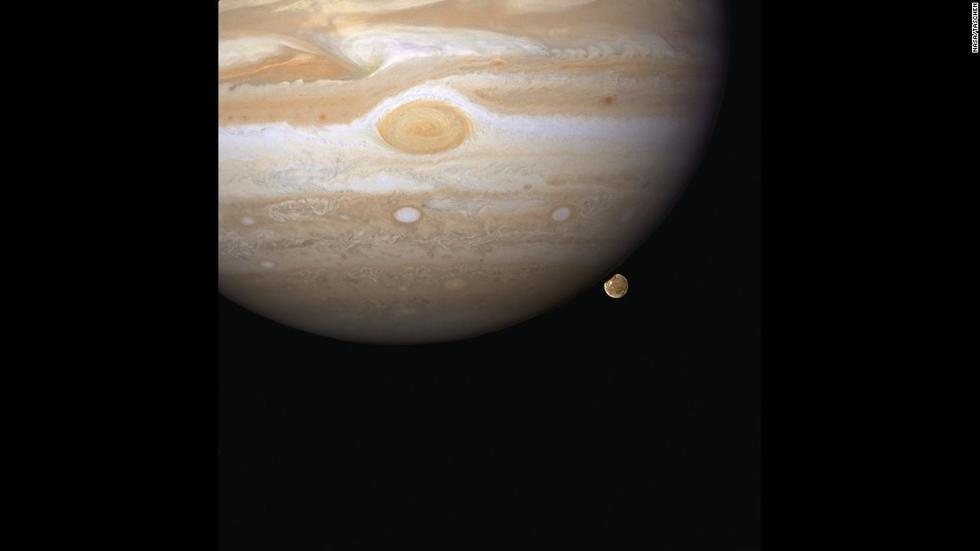 位于地球大氣層外的哈勃望遠(yuǎn)鏡能給人類來更清楚的太空圖像。