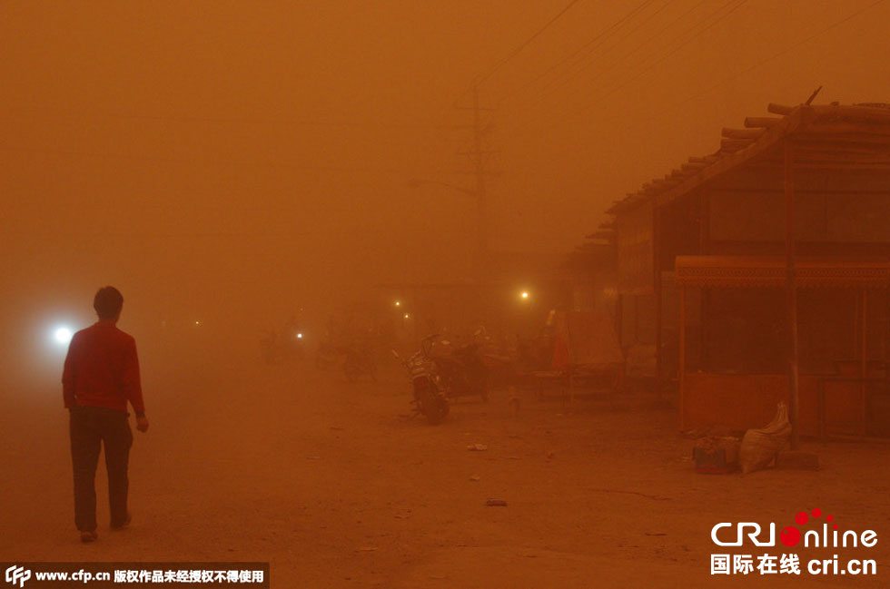巴扎上的車輛紛紛打開車燈。