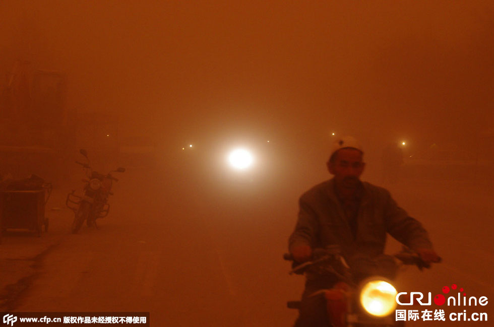 巴扎上的行人紛紛回家?！D片來源：CFP