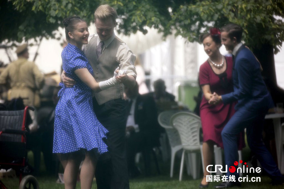 英國民眾身著年代服裝舞蹈慶祝歐戰(zhàn)勝利70周年 英國民眾身著年代服裝舞蹈慶祝歐戰(zhàn)勝利70周年