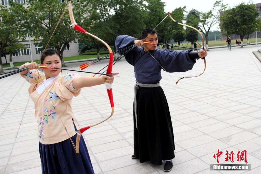 圖為課余練習(xí)射箭的“神雕俠侶”胡雅潔和胡默齋。