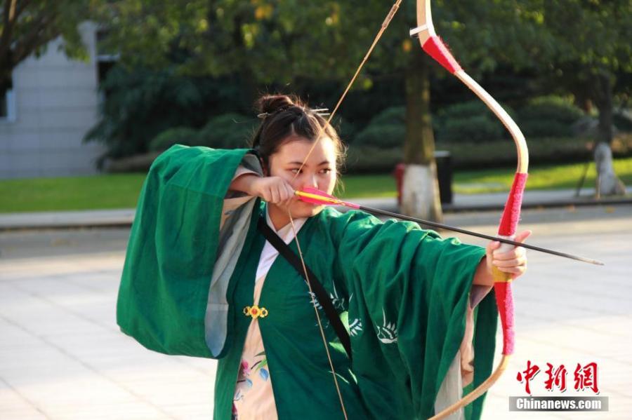 練習(xí)射箭的胡雅潔。